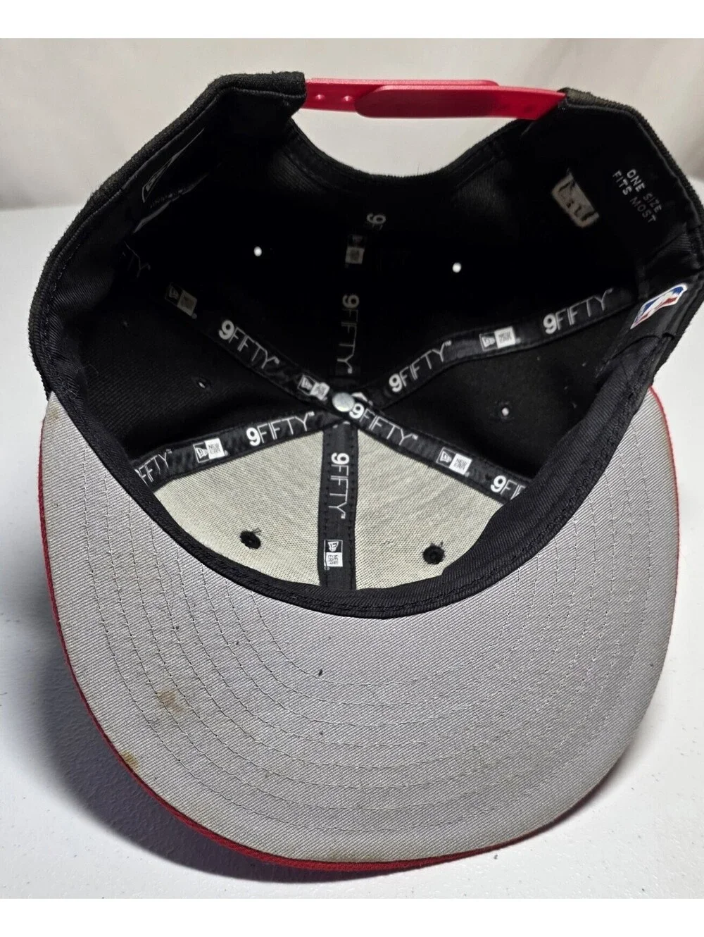 Chicago Bulls Hat Snapback Adjustable Cap Red & Black  Logo, NBA